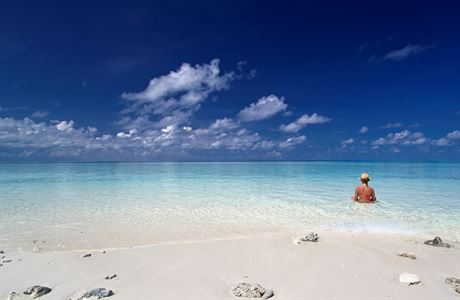 Bikini pl a vhled na ostrov Hulhidhoo. Thinadhoo, Vaavu atol.