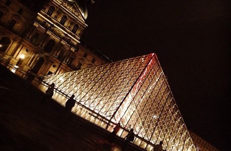 No a pak, pak u Louvre. asto a rd sejdu pod sklennou pyramidu a hodiny tu...