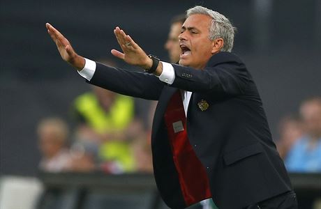 Jos Mourinho v zpase Evropsk ligy mezi United a Feyenoordem.