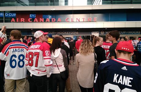 Fanouci ped Air Canada Centre.