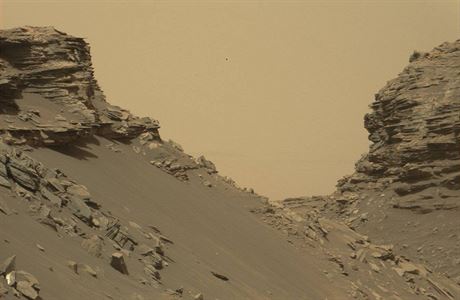Nejnovjí snímky Marsu od Curiosity: Skalnaté vrstvené výstupky a geologické...