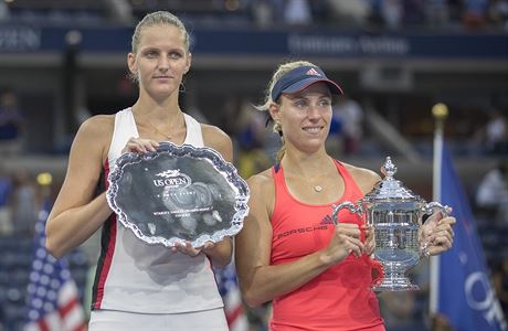 Karolna Plkov (vlevo) a vtzka US Open Angelique Kerberov.