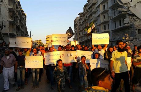 Aktivisté v obleeném Aleppu protestují proti OSN, které obviují z...