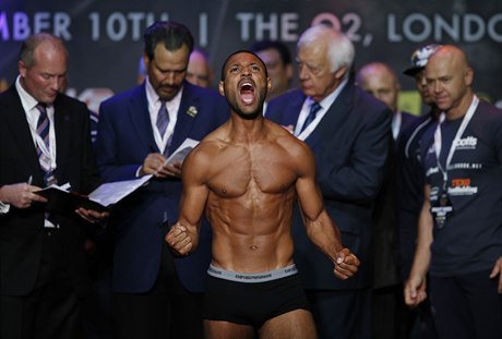 Kell Brook na váení.