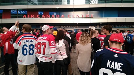 Fanoušci před Air Canada Centre.