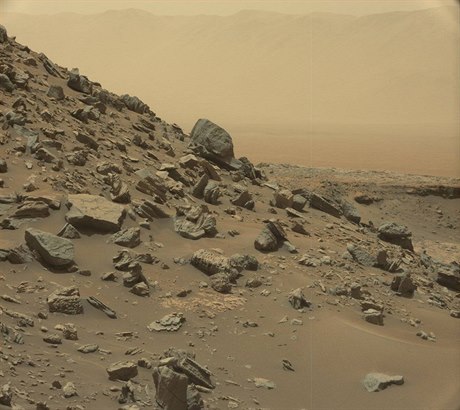 Nejnovější snímky Marsu od Curiosity: Převis s vrstvami hornin v regionu...