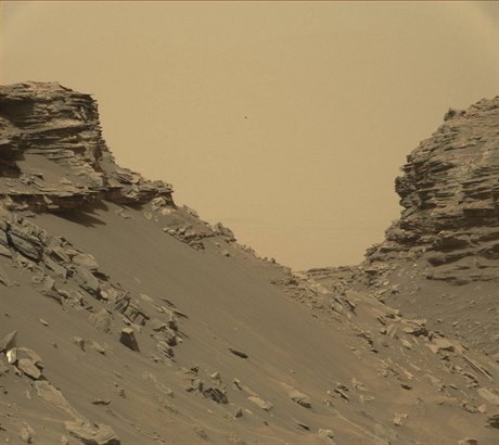 Nejnovější snímky Marsu od Curiosity: Skalnaté vrstvené výstupky a geologické...
