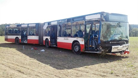 U Doubravan na Kolínsku havaroval 11. záí linkový autobus.