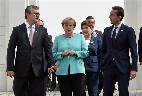 Summit lídr 27 zemí Evropské unie v Bratislav. Uprosted na snímku jsou...