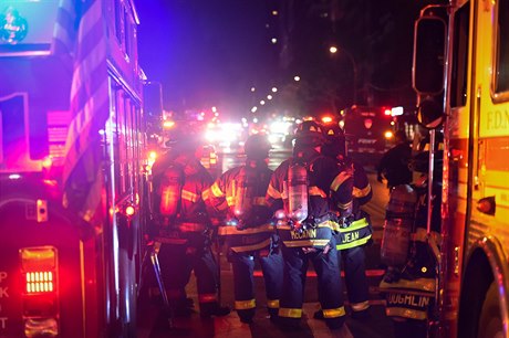 Hasii FDNY na Manhattanu, kde dolo k explozi.