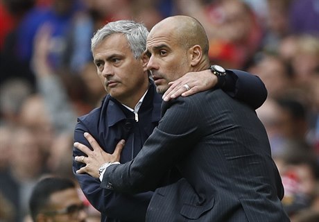 Pep Guardiola (vpravo) a José Mourinho se objímají po svém prvním...