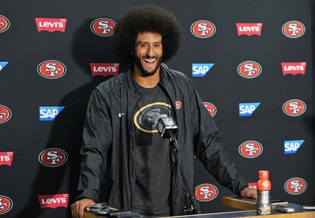 Colin Kaepernick na tiskové konferenci.