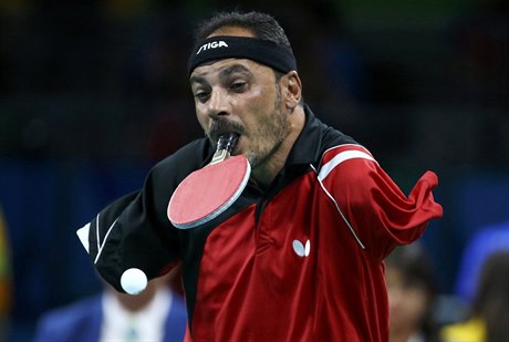 O ruce piel pi vlakové nehod, a tak stolní tenista Ibrahim Hamadtou drí...