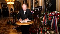 Bohuslav Sobotka zapisuje vzkaz do kondolenční knihy v Národním divadle.