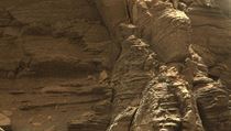 Nejnovější snímky Marsu od Curiosity: skalnaté výběžky v regionu "Murray...
