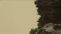 Nejnovější snímky z Marsu od Curiosity: skalnaté výběžky v dolní části Mount...
