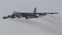 Bombardér B-52 v letu