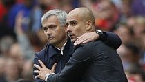 Pep Guardiola (vpravo) a Jos Mourinho se objmaj po svm prvnm...