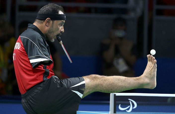 Proto�e nemá ruce, podání provádí Hamadtou nadhozem z pravé nohy, na ní� kv�li...