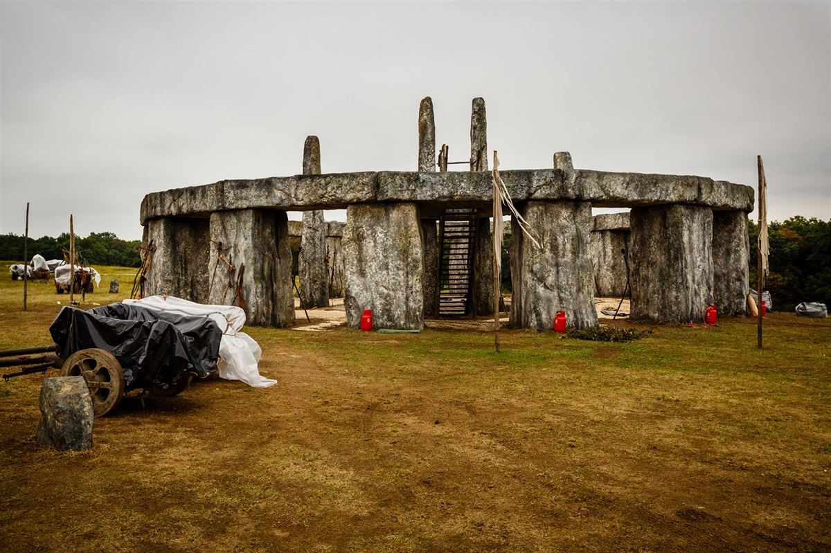 Nedaleko obce Mo�inka vyrostla kopie kamenného komplexu Stonehenge.