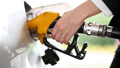 Ceny benzinu trhly další rekord: 37,80 za litr