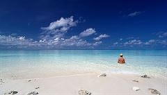 Bikini plá a výhled na ostrov Hulhidhoo. Thinadhoo, Vaavu atol.