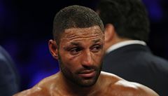 Gennadij Golovkin trefuje Kella Brooka.
