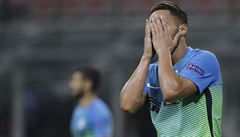 Zklamání hráe Interu Milán Danilo D'Ambrosio v souboji s Hapoelem Beer-eva.