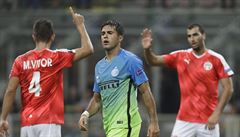 Zklamání hrá Interu Milán po poráce s Hapoelem Beer-eva, kteí naopak slaví.