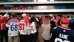 Fanoušci před Air Canada Centre.