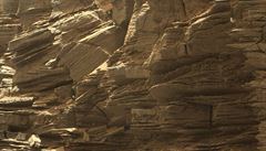 Nejnovjí snímky Marsu od Curiosity: vrstvené geologické útvary v regionu...
