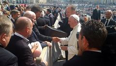 Ministr kultury Daniel Herman (vlevo v brýlích) daroval 10. záí ve Vatikánu...