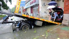 Na jihovýchod íny se snaí pesunout auto po tajfunu.