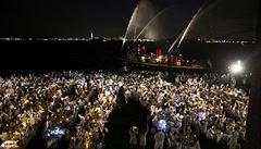 Tisíce lidí v bílém se sely na tajném venkovním veírku Diner en Blanc v parku...