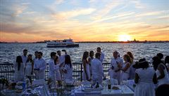 Lidé bavící se na tajném veírku Diner en Blanc.