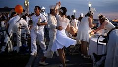 Lidé bavící se na tajném veírku Diner en Blanc.