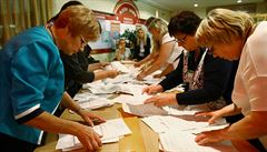 lenové lokální volební komise v Blorusku poítají hlasovací lístky po...