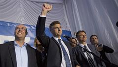 Andrej Plenkovič, lídr chorvatské konzervativní strany HDZ, zvedá pěst na... | na serveru Lidovky.cz | aktuální zprávy