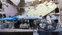 Prodejci v poloprázdných stáncích na aleppské trnici nemají kvli obléhání co...