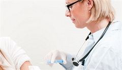 Proti rakovině čípku je očkována téměř polovina českých dívek