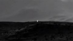 Pojízdná laboratoř Curiosity vyfotila na Marsu záhadné světlo. (rok 2014)