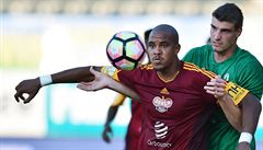 Martin Kou�il (vpravo) z Jablonce a Jean-David Beauguel z pra�ské Dukly.