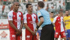 Rozhod�í rovná hrá�e Slavie.