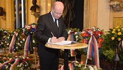 Premiér Bohuslav Sobotka píe do kondolenní knihy pi posledním rozlouení se...