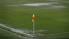 Podmáený trávník na stadionu Manchesteru City.