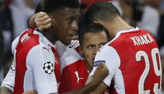 Alexis Sanchez v objetí spoluhrá. Jeho gól znamenal pro Arsenal cennou remízu.