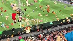 VIDEO: Dojemné gesto. Fotbaloví fanoušci zasypali nemocné děti plyšáky
