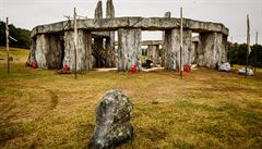 Kopie Stonehenge v esku. Spolenost Film United ve spolupráci s barrandovskými...