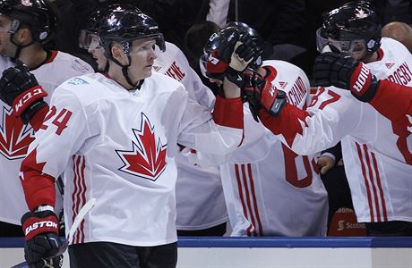 Svtov pohr hokejist - zmosk derby Kanada vs. USA (radost Perryho).