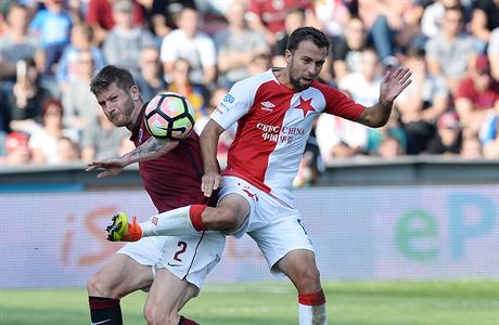 Sparta Praha - Slavia Praha. Zleva Ondej Mazuch ze Sparty a Josef Hubauer ze...